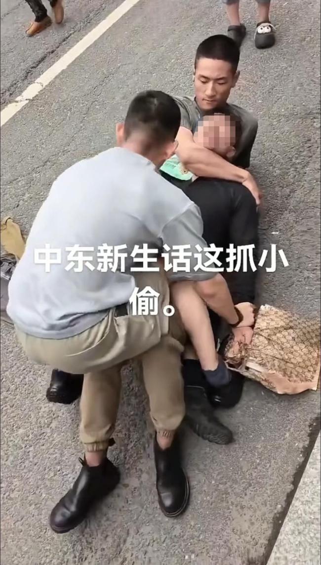 一小偷被两名军人当街抓获