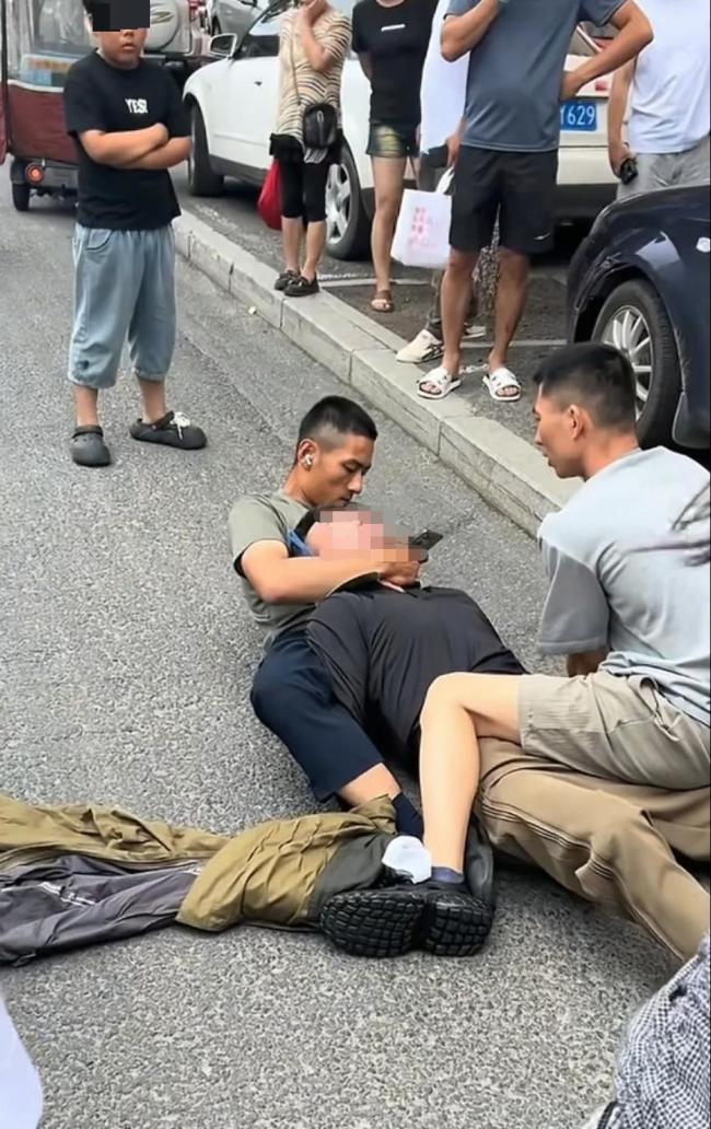 一小偷被两名军人当街抓获 英勇行为获赞